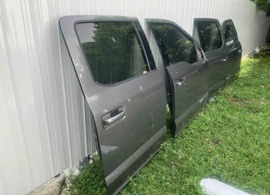17-22 ford f150 f250 f350 doors in excellent condition no dents or scratches