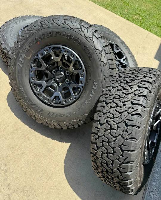 Brand New 2025 Ford Raptor R Tires and Wheels 17” on 37 bfg Goodrich ko2