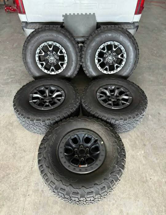 Brand new 2023 Ford f150 raptor r beadlock 17” wheels and tires
Tire size 315/70r17 bfgoodrich