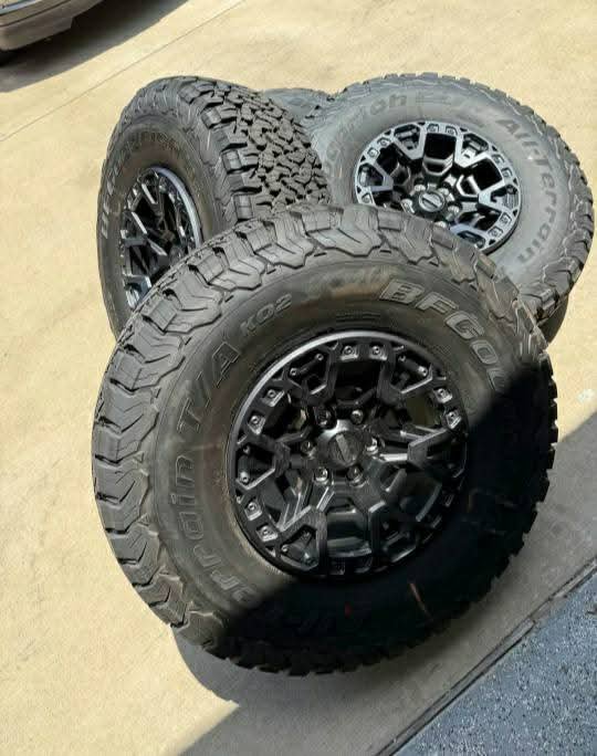 Brand New 2025 Ford Raptor R Tires and Wheels 17” on 37 bfg Goodrich ko2